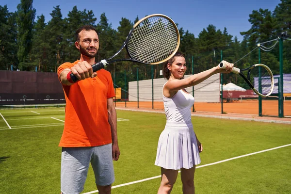 グリップテクニックを完成させる2人のテニス選手 — ストック写真