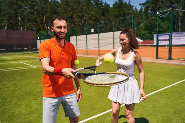 Deux joueurs de tennis concentrés pratiquant leur technique de service — Photo