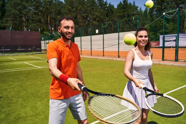 Les joueurs se sont concentrés sur deux balles de tennis volant dans les airs — Photo