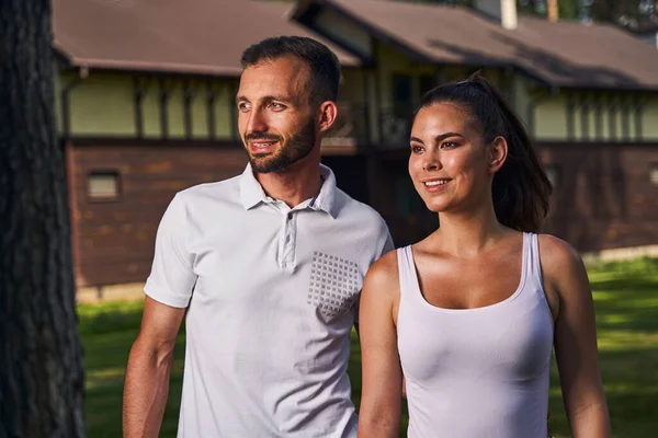 Belo casal jovem romântico feliz olhando para a distância — Fotografia de Stock