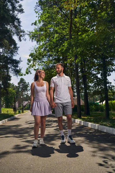 Ρομαντικό νεαρό ζευγάρι στέκεται στο δρόμο στην ύπαιθρο — Φωτογραφία Αρχείου