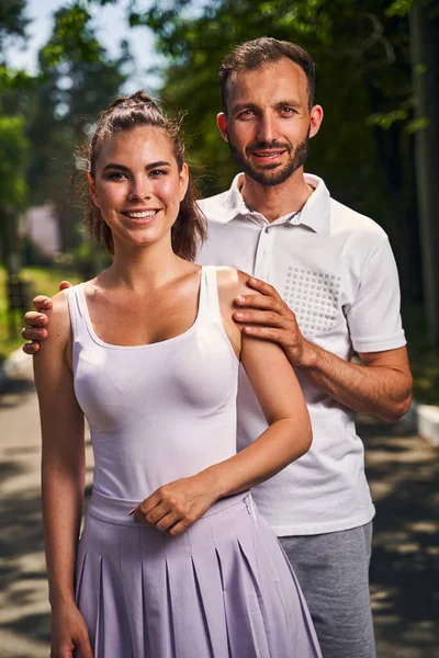 Vonzó kaukázusi szerető pár pózol a kamera szabadban — Stock Fotó