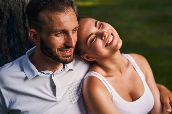 Nöjda makar som njuter av varandra utanför — Stockfoto