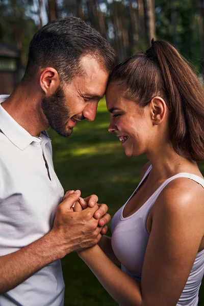 Lyckligt kärleksfullt par står i en park — Stockfoto