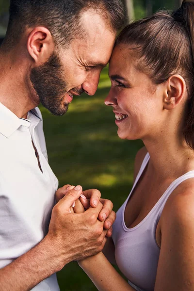 Fröhliche romantische Eheleute, die einander anschauen — Stockfoto