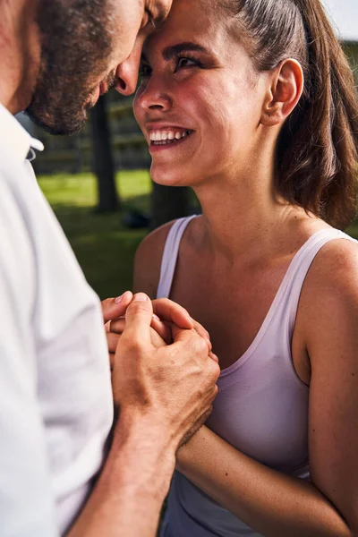 Mann und seine liebevolle Frau halten Händchen im Freien — Stockfoto