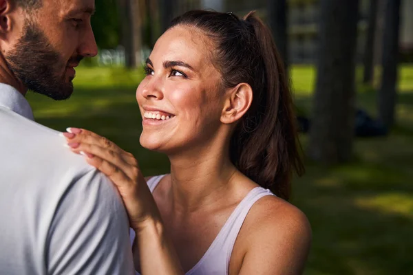 Liebevolle Frau bewundert ihren süßen jungen Freund — Stockfoto