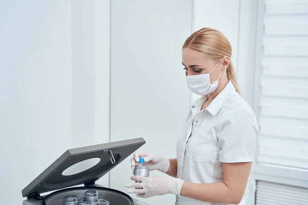 Giovane donna attenta che lavora alla clinica di bellezza — Foto Stock