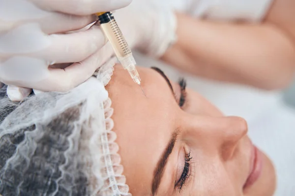 Enfocado foto en la mano femenina haciendo tiro de belleza — Foto de Stock