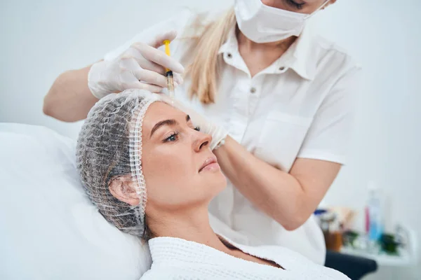 Paciente femenina grave en curso de mesoterapia — Foto de Stock