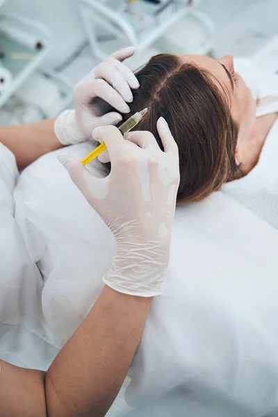 Close-up van cosmetoloog doen haarprocedure — Stockfoto