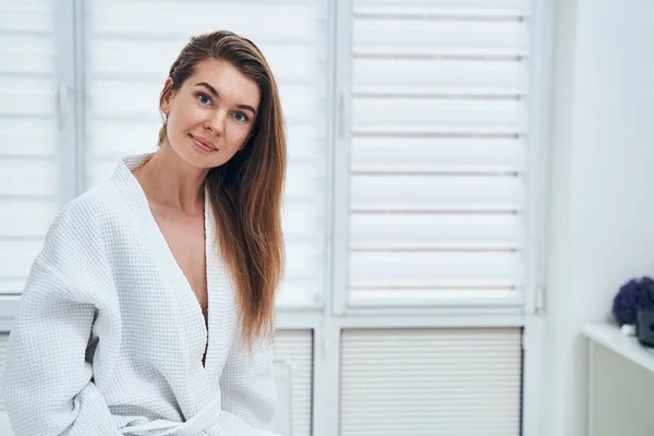 Retrato de una hermosa morena mirando directamente a la cámara — Foto de Stock