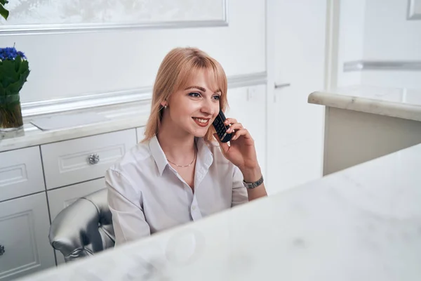 Восхитительная блондинка говорит по телефону — стоковое фото
