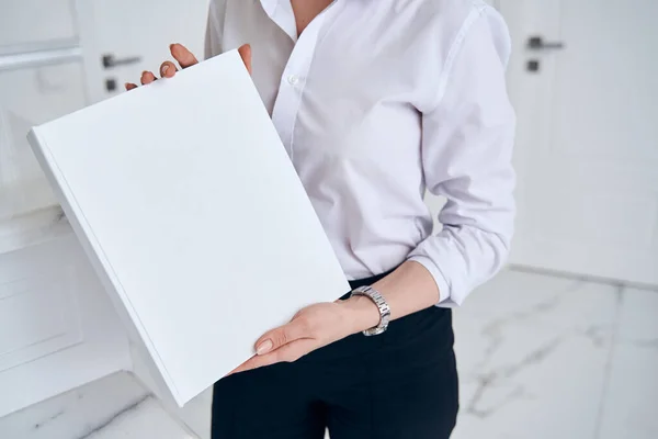 Fotografía enfocada en manos femeninas sosteniendo libro —  Fotos de Stock