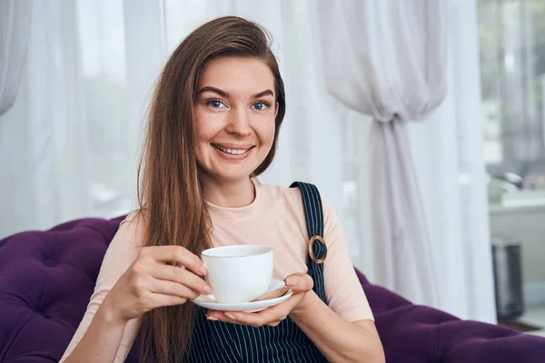 Porträtt av lycklig kvinna poserar på kameran — Stockfoto