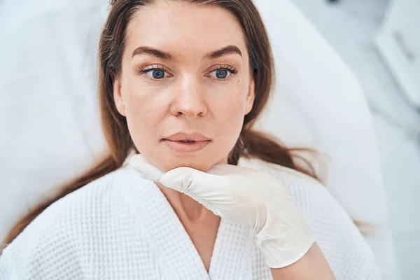 Portret van een leuke vrouw die voor haar huid zorgt — Stockfoto