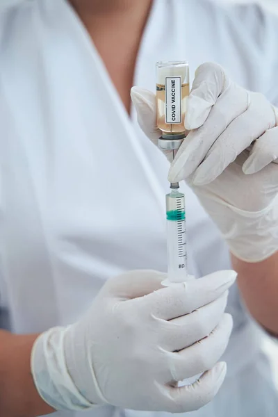 Primer plano del trabajador médico que sostiene la ampolla — Foto de Stock