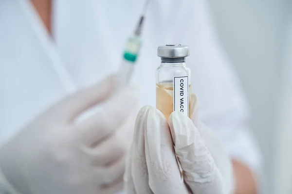 Kompetentna pielęgniarka wykonująca szczepienia przeciw wiremii w klinice — Zdjęcie stockowe