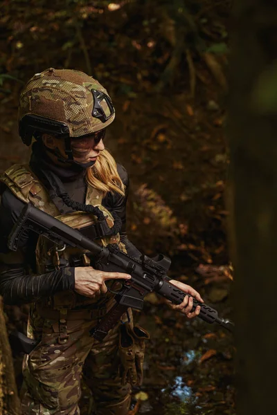 Wanita berdiri di hutan dan memegang tangan senjata api — Stok Foto