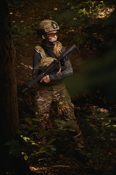 Female person engaged in service of goals — Stock Photo, Image