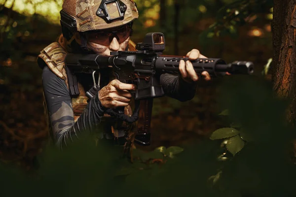 Female person with gun spending time in forest — Stock Photo, Image