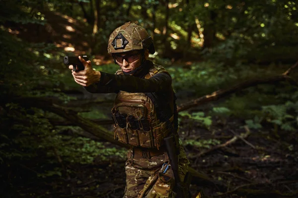 Kasklı bir kadın, dışarıda çalışan bir asker. — Stok fotoğraf