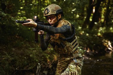 Üniformalı ciddi bir kadın hedef olacak.