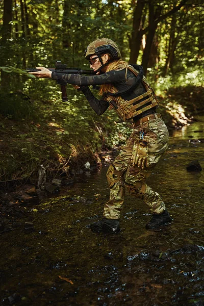 Mujer de uniforme usando armas peligrosas al aire libre —  Fotos de Stock