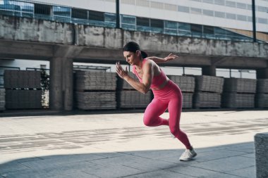 Sabah egzersizleri sırasında şehirde koşan bir kadın.