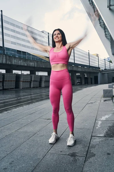 Gelukkig persoon doet sport terwijl in de stad — Stockfoto