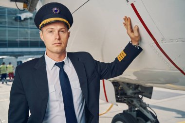 Dışarıdaki kameraya poz veren sakin bir pilot.