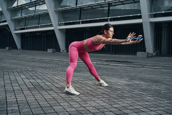 Atleta está trabajando su espalda flexibilidad — Foto de Stock