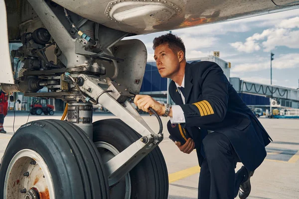 Certifierad pilot som undersöker landställssystemet — Stockfoto