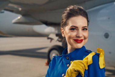 Kameraya poz veren genç hostes.