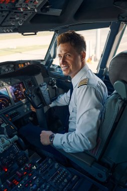 Pilot kokpitteki kamera için poz veriyor.