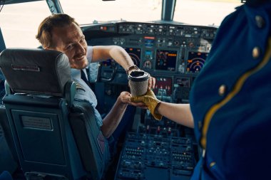 Pilot kabininde kahve servisi yapılıyor.