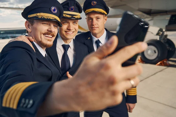 Aviadores guapos posando juntos para la cámara — Foto de Stock