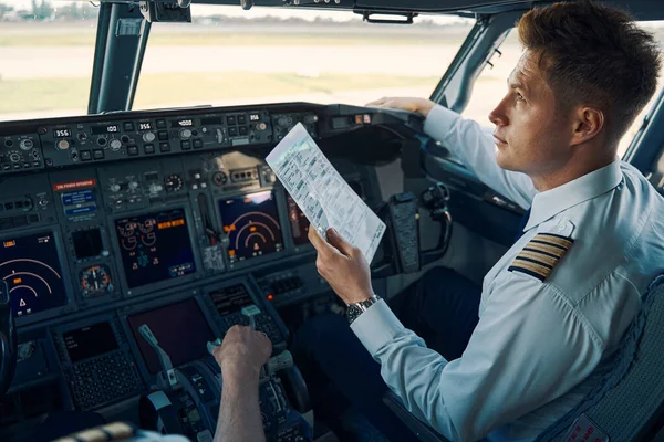 Dos pilotos con licencia sentados en la cabina de vuelo — Foto de Stock