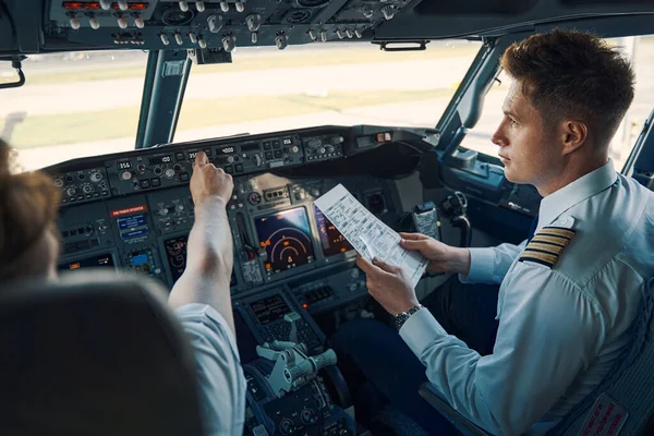 Flygkapten och förste officer sitter i cockpit — Stockfoto