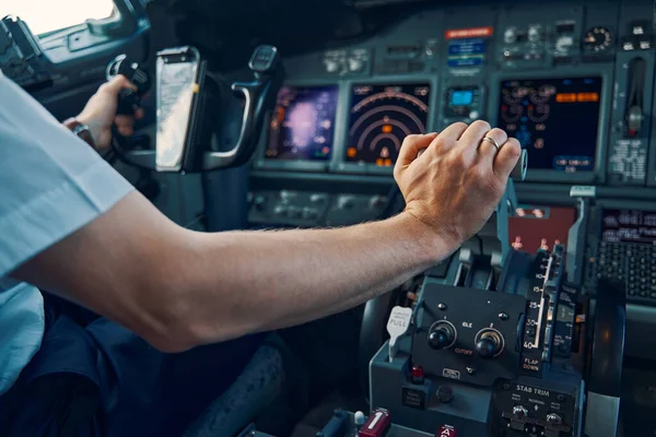 Vlieger die in de cockpit zit en een luchtvaartuig bestuurt — Stockfoto