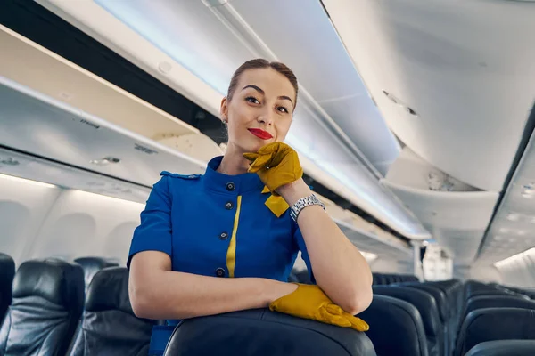 Calma linda aeromoça elegante em uniforme posando para a câmera — Fotografia de Stock