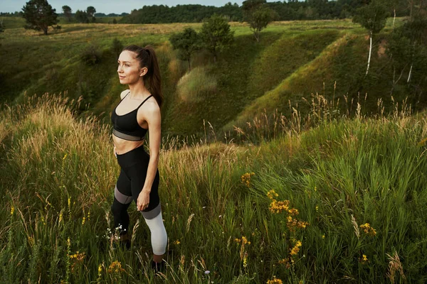 魅力的なスリムスポーツ女性ポーズ屋外で昼間一人で — ストック写真