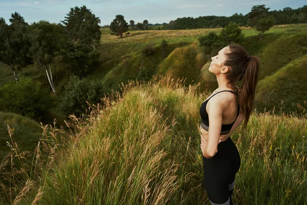 Respira hondo mientras disfrutas de la calma de la naturaleza — Foto de Stock