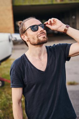 Açık havada eğlenen esmer bir erkek.