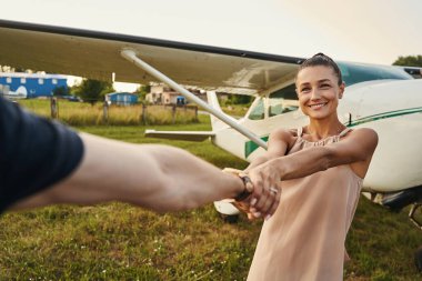 Rahat esmer kadın hafta sonunu erkeğiyle geçiriyor.