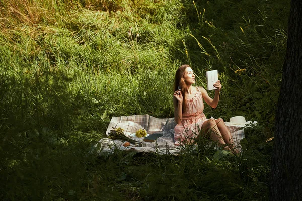 Fiatal nő készül csodálatos piknik — Stock Fotó