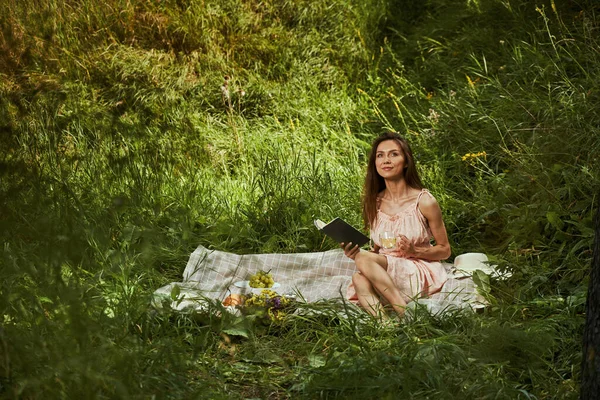 Attractive lady enjoying her picnic on the forest glade — Stock Photo, Image