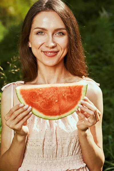 Ready to bite this delicious summer food — Stock Photo, Image