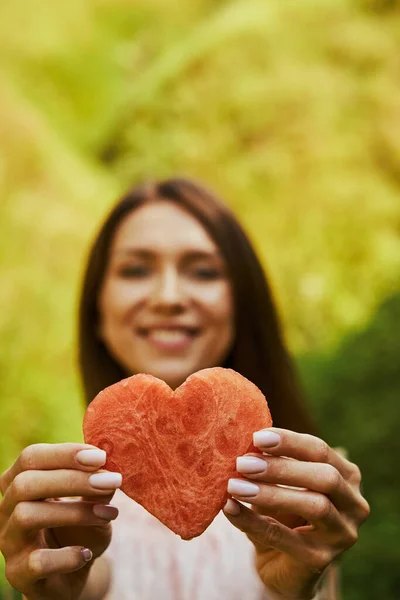 Den bästa biten saftig frukt är för min älskade — Stockfoto