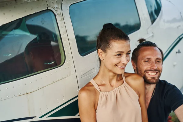 Retrato de pessoas satisfeitas sendo tomadas perto de pequeno avião — Fotografia de Stock